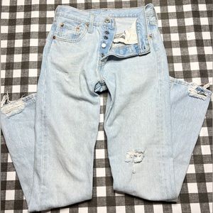 Light wash Levi 501s